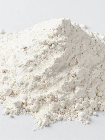 קמח קוקוס בקערת קרמיקה, אבקה בהירה במרקם עדין על משטח עץ