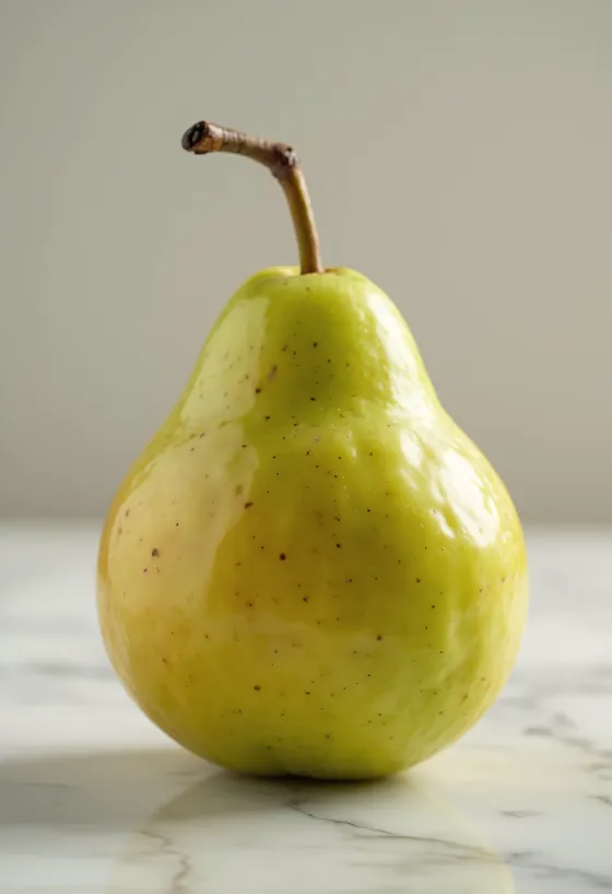 אגסים טריים ירוקים וצהובים על קרש חיתוך