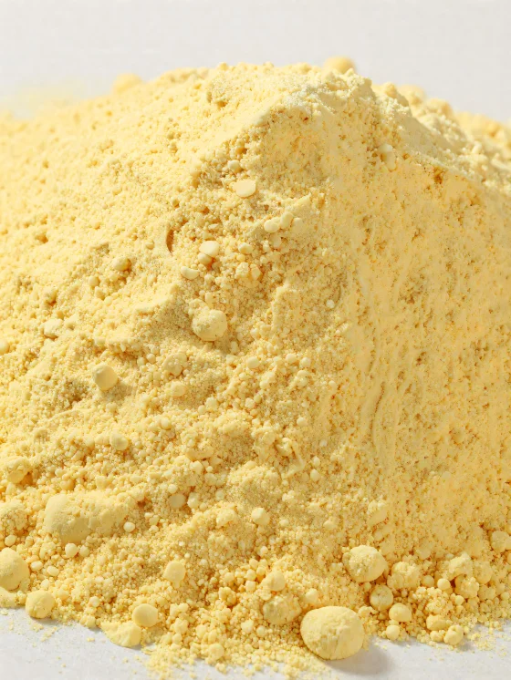 קמח תירס בקערת קרמיקה, אבקה צהובה ודקה על משטח עץ
