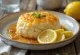 Saganaki עם גבינת גרויירה מטוגן לזהוב, בצלחת, מוגש עם לימון