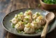 ג'iaozi טופו סיני מבושל, מוגש על צלחת פורצלן, מילוי גלוי