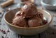 גלידת שוקולד קרמית מוגשת